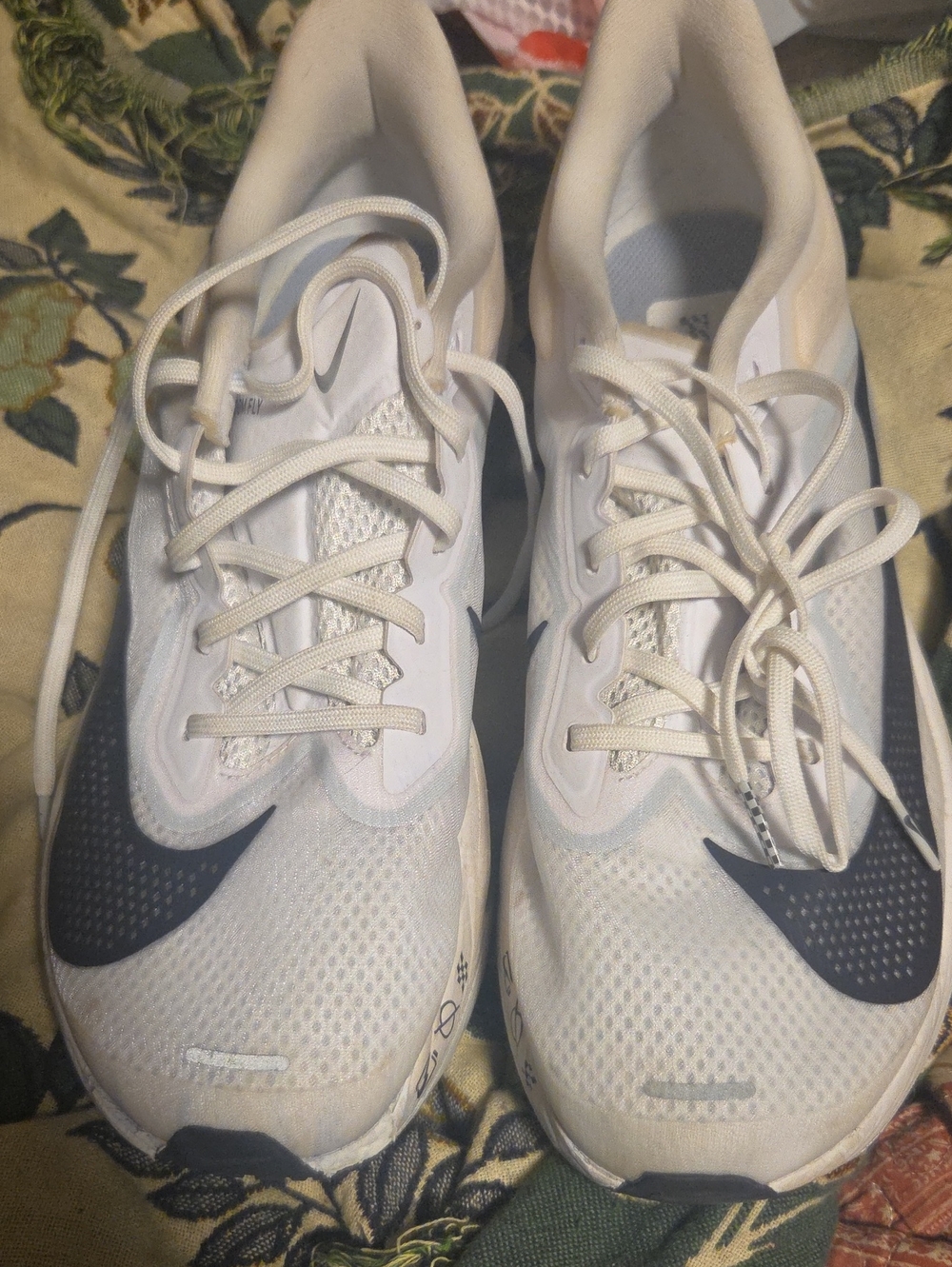 Nike Men’s Sneakers in White with Black Swoosh